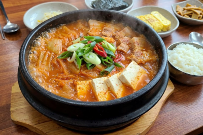thumbnail - “다시다 넣은 줄 알았네” 김치찌개 텁텁한 맛 잡는 의외의 ‘한 스푼’