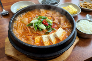 기사로 이동 - “다시다 넣은 줄 알았네” 김치찌개 텁텁한 맛 잡는 의외의 ‘한 스푼’
