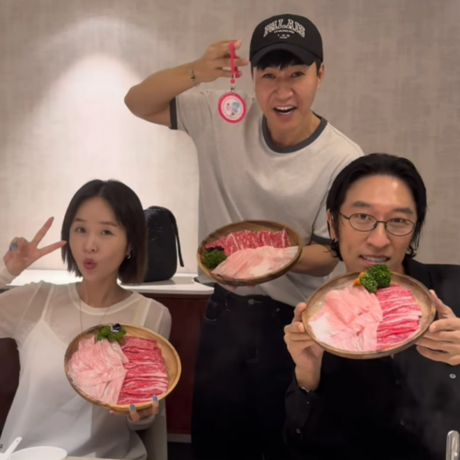 thumbnail - “이럴 줄 알았어” 신지 외마디… 사진 찍던 김종민이 꺼낸 ‘분홍 배지’ 정체
