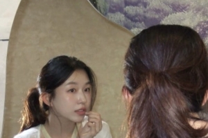 기사로 이동 - 18살 연상 장기하의 그녀, 가방에 ‘이것’ 꼭 챙기는 뜻밖의 이유