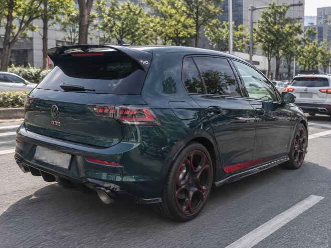 thumbnail - “진작 이렇게 나오지”… 150만원 더 비싼 골프 GTI, 100대 한정판의 진짜 가치