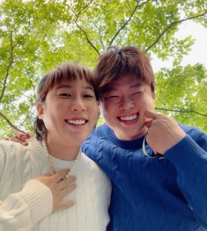 thumbnail - “너 여자 생겼구나” 10살 연하 남편에 이혼 선언한 개그우먼, 반전 있었다