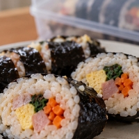 thumbnail - ‘진작 이렇게 할 걸’… 냉장고 속 딱딱한 김밥, 3분 만에 살렸습니다