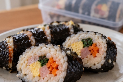 thumbnail - ‘진작 이렇게 할 걸’… 냉장고 속 딱딱한 김밥, 3분 만에 살렸습니다