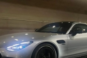 기사로 이동 - “큰 엔진 대신 코너를 택했다”…421마력 AMG GT 43의 후륜구동 선택