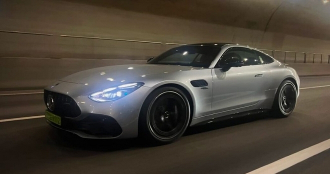 thumbnail - “큰 엔진 대신 코너를 택했다”…421마력 AMG GT 43의 후륜구동 선택