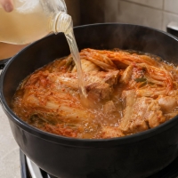 thumbnail - “여름 육수가 겨울 냄비로”…냉면 육수 넣고 1시간 끓이는 김치찜
