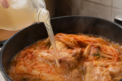 thumbnail - “여름 육수가 겨울 냄비로”…냉면 육수 넣고 1시간 끓이는 김치찜