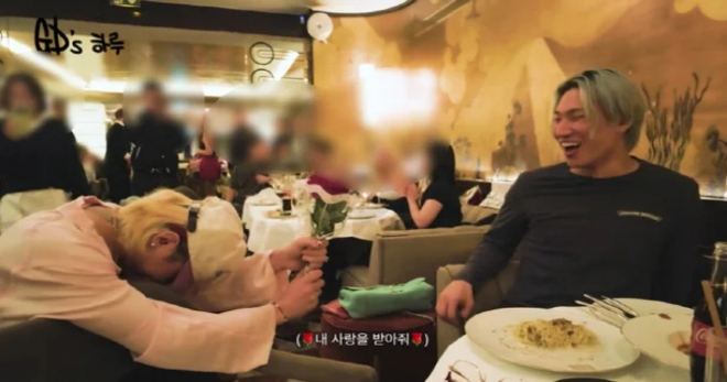 thumbnail - “장미 들고 무릎까지 꿇었는데”…지드래곤 공개 프러포즈 상대는 대성