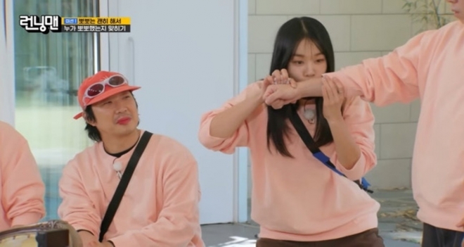 thumbnail - “손사래 뒤에도 웃음”…‘런닝맨’ 뽀뽀 게임에 ‘문제없음’ 판단