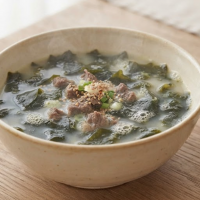 thumbnail - “오래 끓여도 밍밍하네”…미역국 맛 가르는 양념 순서와 쌀뜨물