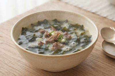 thumbnail - “오래 끓여도 밍밍하네”…미역국 맛 가르는 양념 순서와 쌀뜨물