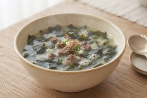 기사로 이동 - “오래 끓여도 밍밍하네”…미역국 맛 가르는 양념 순서와 쌀뜨물